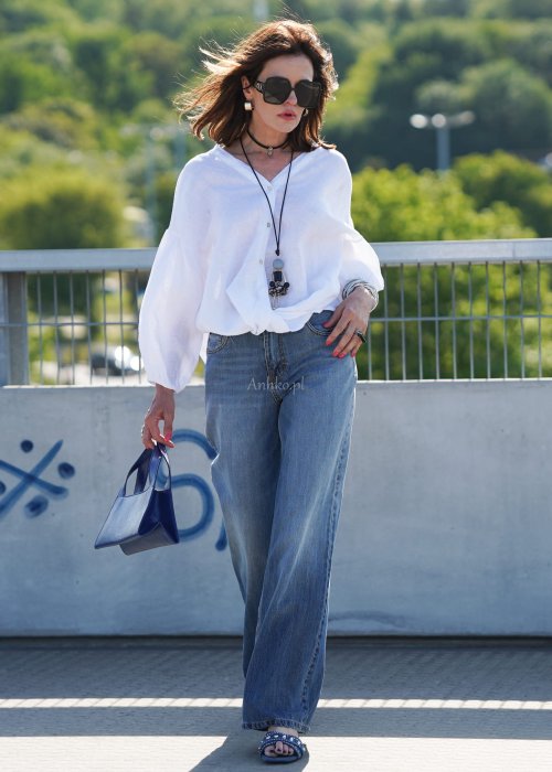 Szukasz wygodnych jeansów o modnym kroju? Jeansy Moniqa z szeroką nogawką i klasycznym denimem zapewniają komfort oraz stylowy, miejski look.