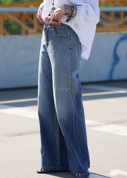 Szukasz wygodnych jeansów o modnym kroju? Jeansy Moniqa z szeroką nogawką i klasycznym denimem zapewniają komfort oraz stylowy, miejski look.