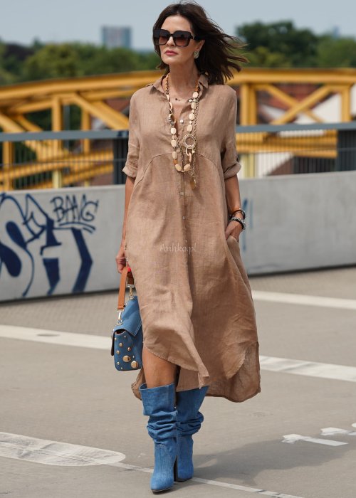 Lniana sukienka maxi w kolorze camel z kołnierzykiem, zapięciem na guziki, kieszeniami i podpinanymi rękawami.