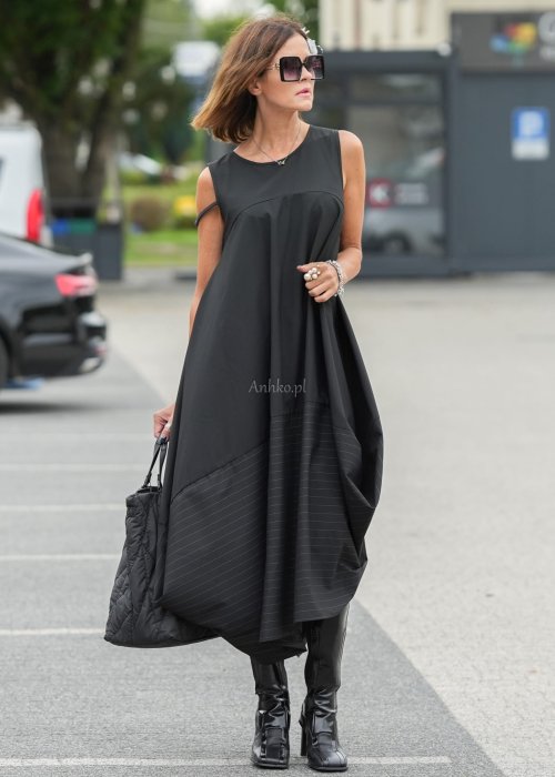 Czarna sukienka maxi o kroju litery A z kieszeniami i efektownym dołem z subtelnymi paskami. Elegancki model bez rękawów do wyjątkowych i codziennych stylizacji.