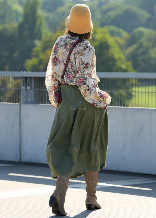 Spódnica Eliana Khaki w kolorze zielonym, krój bombki z gumką w pasie, kieszeniami i ozdobnymi przeszyciami, stylowa propozycja casual