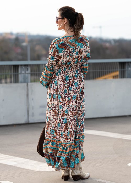 Sukienka maxi w stylu boho z etniczno-kwiatowym printem w odcieniach turkusu, beżu i brązu. Model z głębokim dekoltem V, elastycznym pasem oraz zwiewnymi rękawami pięknie podkreśla sylwetkę