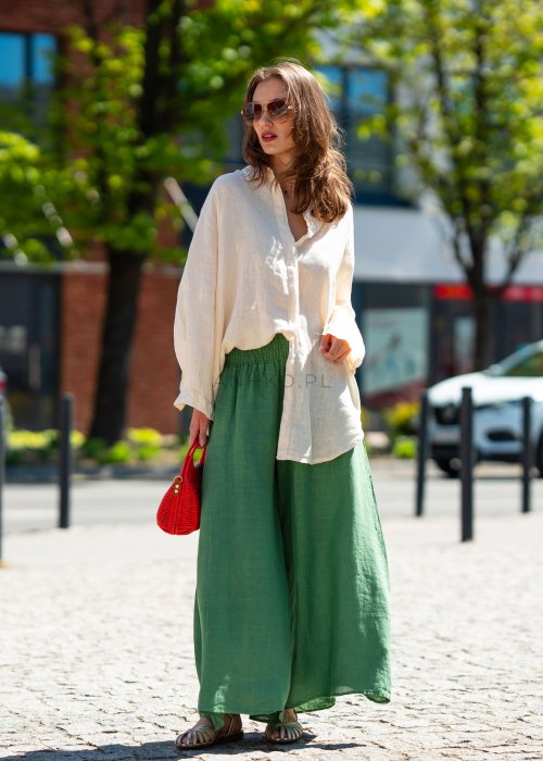 Beżowa lniana koszula damska oversize wykonana z 100% lnu. Model z klasycznym kołnierzykiem, długimi rękawami i wydłużonym tyłem do codziennych oraz eleganckich stylizacji.