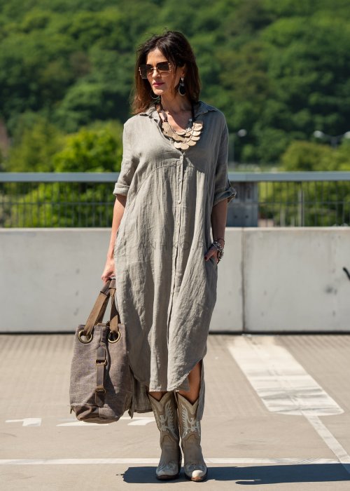 Khaki lniana sukienka maxi 100% lnu w fasonie szmizjerki z guzikami, kieszeniami i podpinanymi rękawami. Naturalny model o swobodnym kroju do codziennych stylizacji.