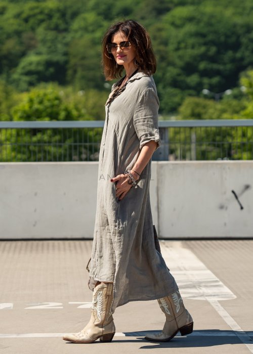 Khaki lniana sukienka maxi 100% lnu w fasonie szmizjerki z guzikami, kieszeniami i podpinanymi rękawami. Naturalny model o swobodnym kroju do codziennych stylizacji.