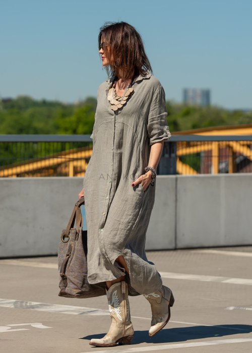 Khaki lniana sukienka maxi 100% lnu w fasonie szmizjerki z guzikami, kieszeniami i podpinanymi rękawami. Naturalny model o swobodnym kroju do codziennych stylizacji.