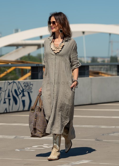 Khaki lniana sukienka maxi 100% lnu w fasonie szmizjerki z guzikami, kieszeniami i podpinanymi rękawami. Naturalny model o swobodnym kroju do codziennych stylizacji.