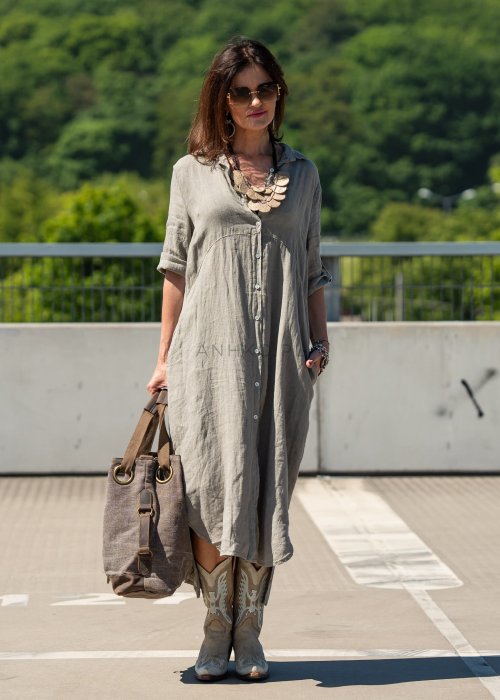 Khaki lniana sukienka maxi 100% lnu w fasonie szmizjerki z guzikami, kieszeniami i podpinanymi rękawami. Naturalny model o swobodnym kroju do codziennych stylizacji.