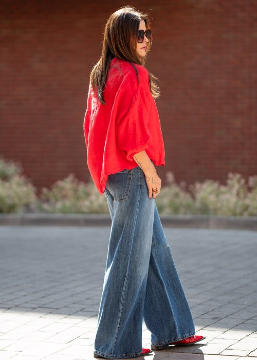 Szukasz wygodnych jeansów o modnym kroju? Jeansy Moniqa z szeroką nogawką i klasycznym denimem zapewniają komfort oraz stylowy, miejski look.