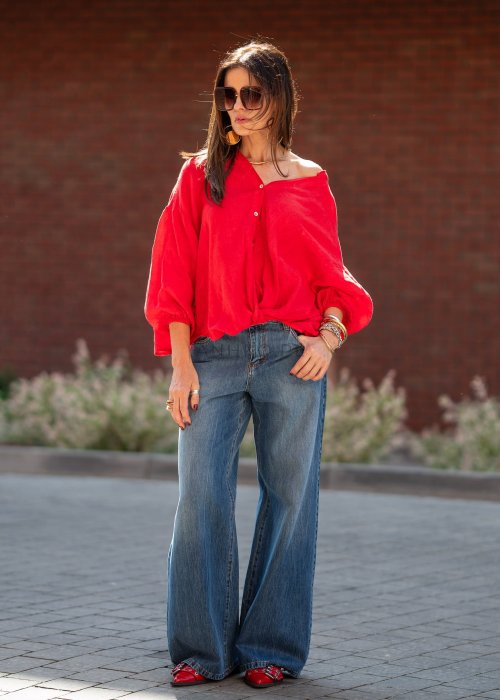 Szukasz wygodnych jeansów o modnym kroju? Jeansy Moniqa z szeroką nogawką i klasycznym denimem zapewniają komfort oraz stylowy, miejski look.