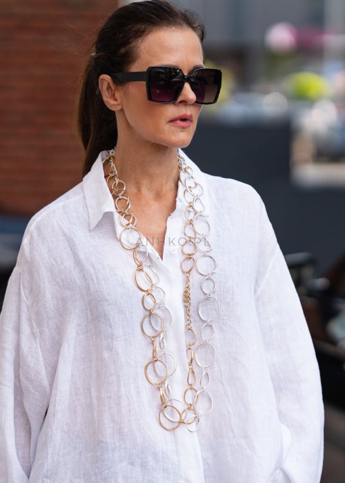 Szukasz lekkiej i stylowej koszuli? Biała lniana koszula oversize Holis to komfort i ponadczasowy styl. Sprawdź i stwórz idealny look!