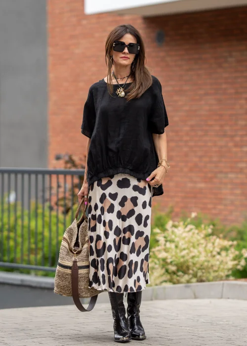 Czarna bluzka lniana oversize z krótkim rękawem i ozdobnym ściągaczem z przodu. Naturalny model z lnu w minimalistycznej, eleganckiej stylizacji.