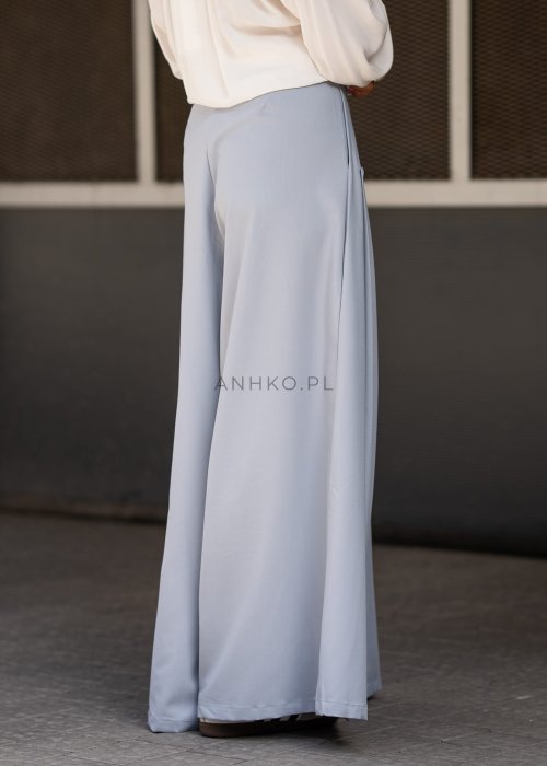 Niebieskie spodnie damskie wide leg z wysokim stanem i paskiem, elegancki fason z szerokimi nogawkami w nowoczesnej stylizacji.