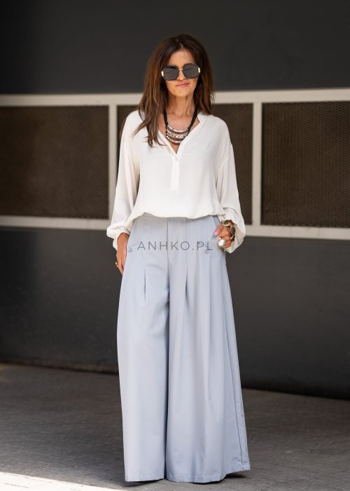 Niebieskie spodnie damskie wide leg z wysokim stanem i paskiem, elegancki fason z szerokimi nogawkami w nowoczesnej stylizacji.