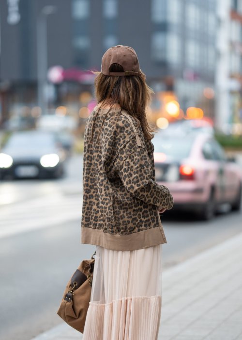 Jasnobrązowa bluza damska w modny wzór panterki z okrągłym dekoltem i luźnym fasonem oversize. Model z miękkiej bawełny ze ściągaczami doskonale uzupełnia codzienne i casualowe stylizacje.
