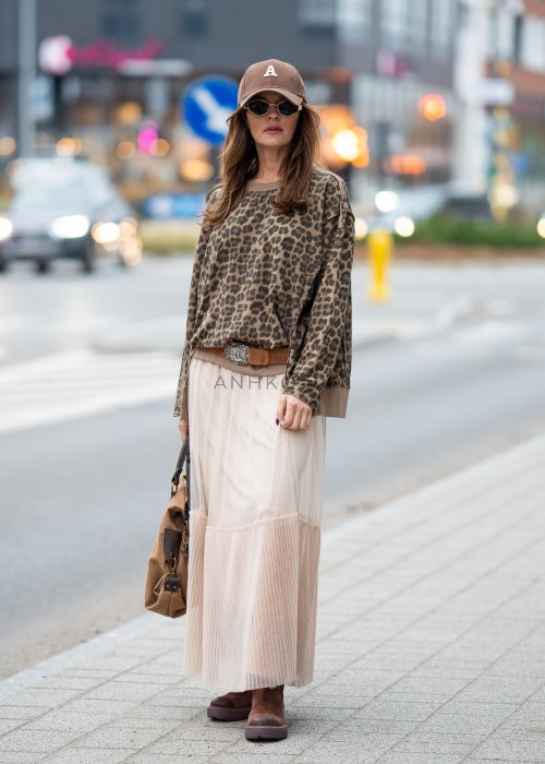 Jasnobrązowa bluza damska w modny wzór panterki z okrągłym dekoltem i luźnym fasonem oversize. Model z miękkiej bawełny ze ściągaczami doskonale uzupełnia codzienne i casualowe stylizacje.