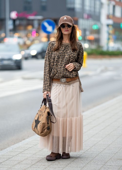 Jasnobrązowa bluza damska w modny wzór panterki z okrągłym dekoltem i luźnym fasonem oversize. Model z miękkiej bawełny ze ściągaczami doskonale uzupełnia codzienne i casualowe stylizacje.