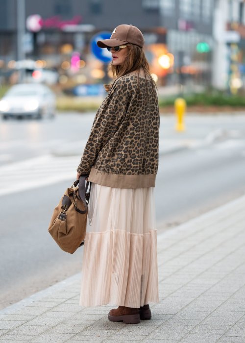 Jasnobrązowa bluza damska w modny wzór panterki z okrągłym dekoltem i luźnym fasonem oversize. Model z miękkiej bawełny ze ściągaczami doskonale uzupełnia codzienne i casualowe stylizacje.