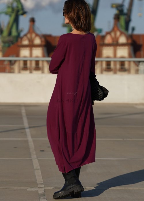 Purpurowa sukienka maxi z rękawem 3/4 i delikatną bombką u dołu, wykonana z bawełny, stylizowana z czarnymi kozakami w miejskim looku.