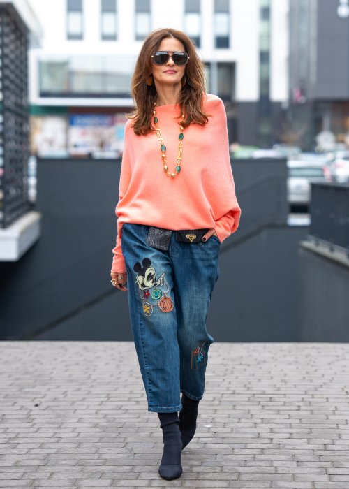 Oversize sweter w odcieniu łososiowym z delikatnej dzianiny z opadającym ramieniem