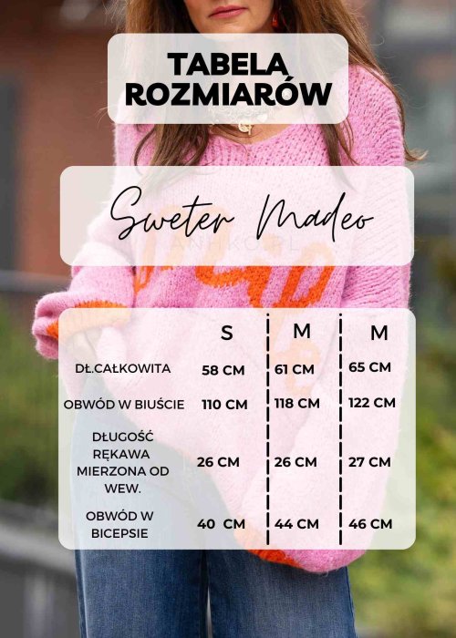 Zielony sweter z lekkiej dzianiny, dekolt V, rękaw 3/4 i klasyczny, dopasowany krój