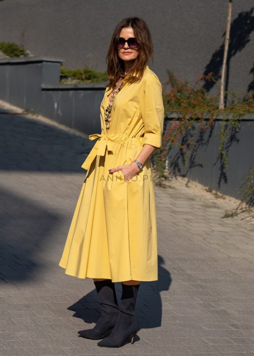 Żółta sukienka midi z wiązaniem w talii i kopertowym dekoltem o eleganckim, kobiecym fasonie. Model z dłuższym rękawem pięknie układa się na sylwetce i świetnie komponuje się z botkami oraz klasyczną torebką.