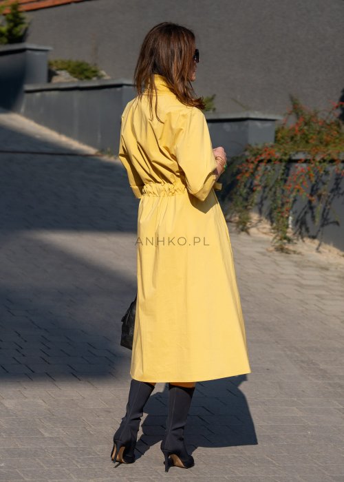 Żółta sukienka midi z wiązaniem w talii i kopertowym dekoltem o eleganckim, kobiecym fasonie. Model z dłuższym rękawem pięknie układa się na sylwetce i świetnie komponuje się z botkami oraz klasyczną torebką.