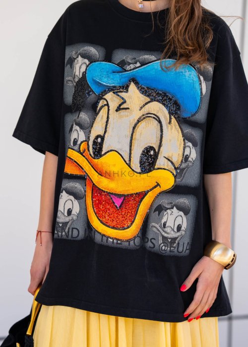 Czarny T-shirt oversize z dużym nadrukiem Kaczora Donalda w niebieskiej czapce, ozdobionym błyszczącymi cekinami. Luźny fason z krótkim rękawem tworzy modną, casualową stylizację i przyciąga uwagę wyrazistym motywem pop-art.