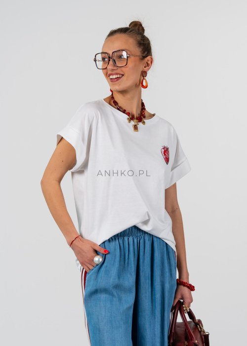Biały t-shirt o luźnym fasonie z podwiniętymi rękawami i subtelnym nadrukiem truskawki na piersi.