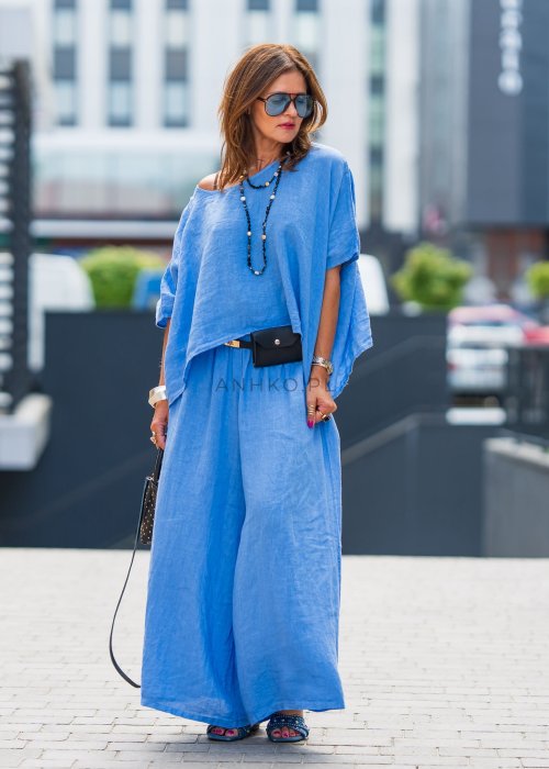 Niebieski komplet lniany damski 100% len składający się z asymetrycznej bluzki oversize oraz szerokich spodni z gumką w pasie. Lekki, przewiewny model idealny do codziennych i eleganckich stylizacji.