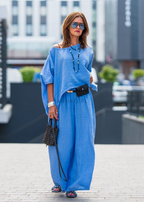 Niebieski komplet lniany damski 100% len składający się z asymetrycznej bluzki oversize oraz szerokich spodni z gumką w pasie. Lekki, przewiewny model idealny do codziennych i eleganckich stylizacji.