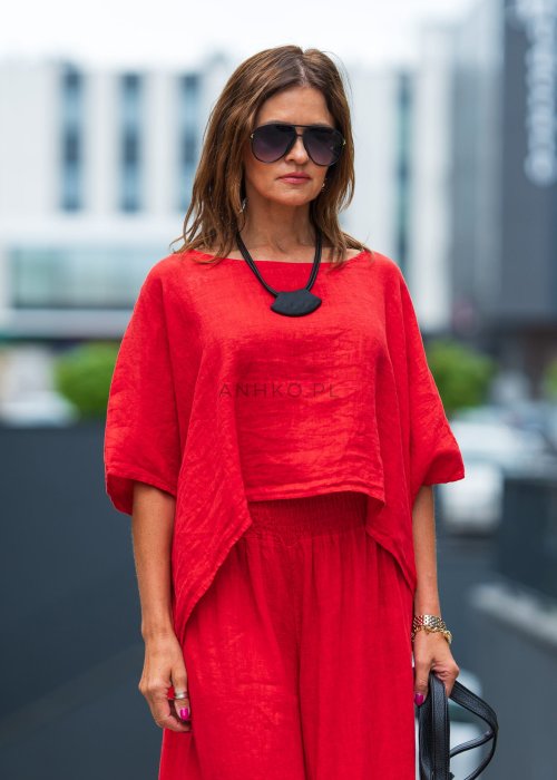 Czerwony komplet lniany damski 100% len z asymetryczną bluzką oversize i szerokimi spodniami z gumką w pasie. Lekki, przewiewny zestaw idealny do codziennych oraz eleganckich stylizacji.