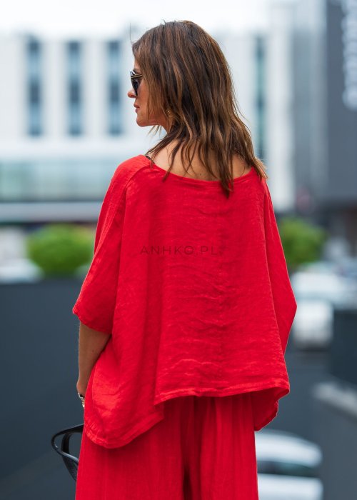 Czerwony komplet lniany damski 100% len z asymetryczną bluzką oversize i szerokimi spodniami z gumką w pasie. Lekki, przewiewny zestaw idealny do codziennych oraz eleganckich stylizacji.
