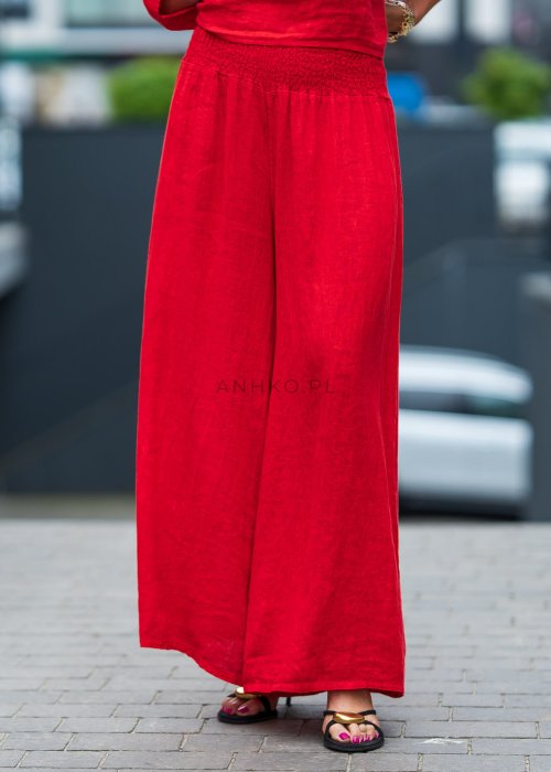 Czerwony komplet lniany damski 100% len z asymetryczną bluzką oversize i szerokimi spodniami z gumką w pasie. Lekki, przewiewny zestaw idealny do codziennych oraz eleganckich stylizacji.