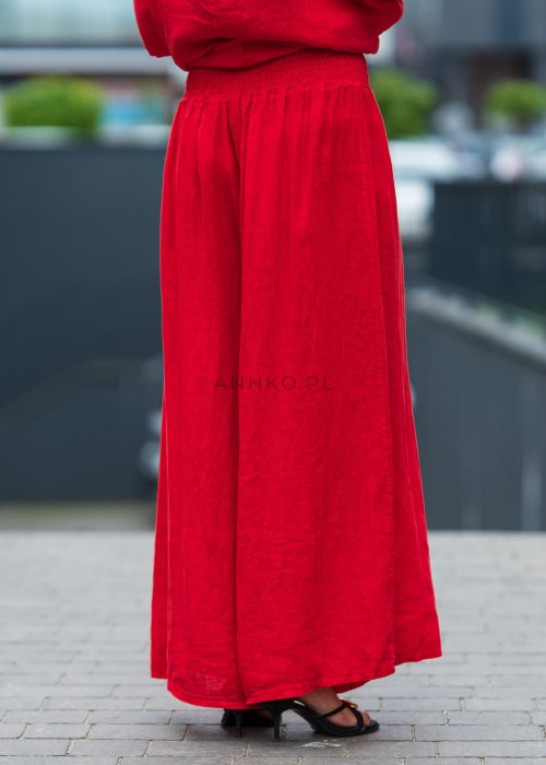 Czerwony komplet lniany damski 100% len z asymetryczną bluzką oversize i szerokimi spodniami z gumką w pasie. Lekki, przewiewny zestaw idealny do codziennych oraz eleganckich stylizacji.