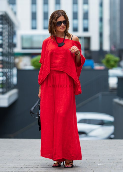 Czerwony komplet lniany damski 100% len z asymetryczną bluzką oversize i szerokimi spodniami z gumką w pasie. Lekki, przewiewny zestaw idealny do codziennych oraz eleganckich stylizacji.