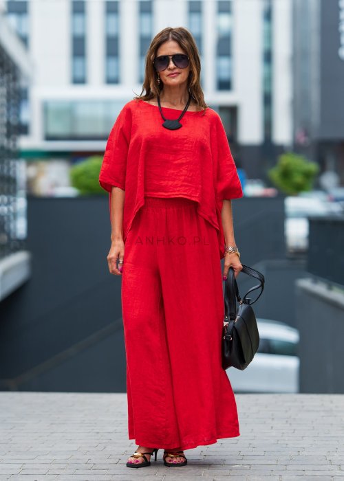Czerwony komplet lniany damski 100% len z asymetryczną bluzką oversize i szerokimi spodniami z gumką w pasie. Lekki, przewiewny zestaw idealny do codziennych oraz eleganckich stylizacji.