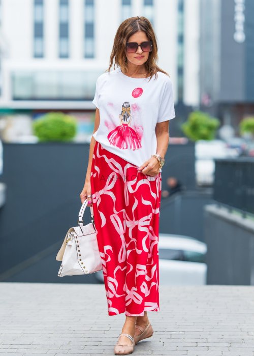 Czerwona spódnica maxi Ribbon Rouge z jasnym printem w kokardy, lekki materiał, stylizacja casual.