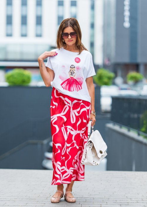 Czerwona spódnica maxi Ribbon Rouge z jasnym printem w kokardy, lekki materiał, stylizacja casual.
