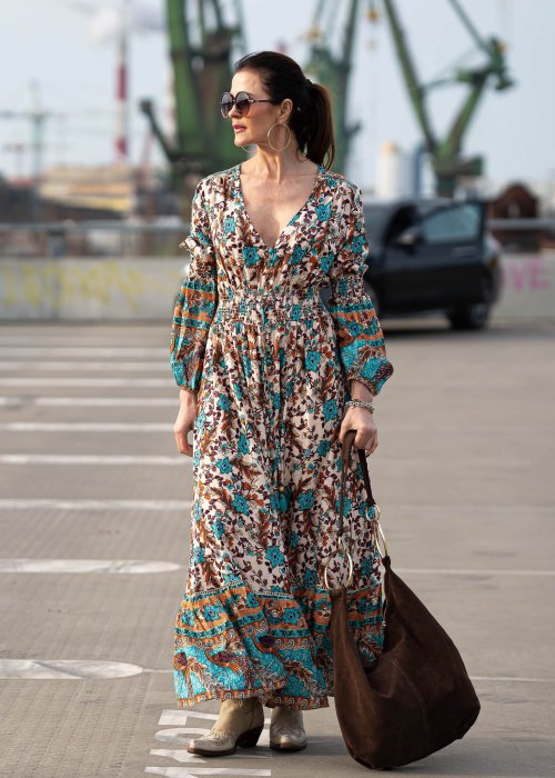 Sukienka maxi w stylu boho z etniczno-kwiatowym printem w odcieniach turkusu, beżu i brązu. Model z głębokim dekoltem V, elastycznym pasem oraz zwiewnymi rękawami pięknie podkreśla sylwetkę