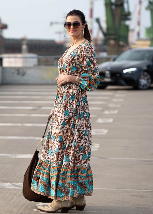 Sukienka maxi w stylu boho z etniczno-kwiatowym printem w odcieniach turkusu, beżu i brązu. Model z głębokim dekoltem V, elastycznym pasem oraz zwiewnymi rękawami pięknie podkreśla sylwetkę