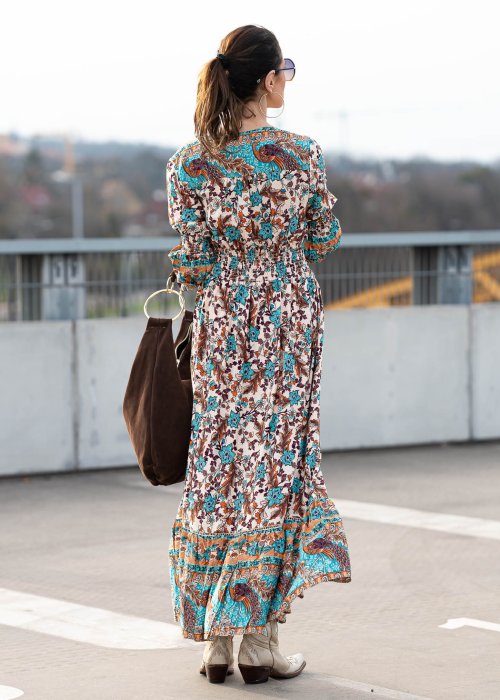 Sukienka maxi w stylu boho z etniczno-kwiatowym printem w odcieniach turkusu, beżu i brązu. Model z głębokim dekoltem V, elastycznym pasem oraz zwiewnymi rękawami pięknie podkreśla sylwetkę