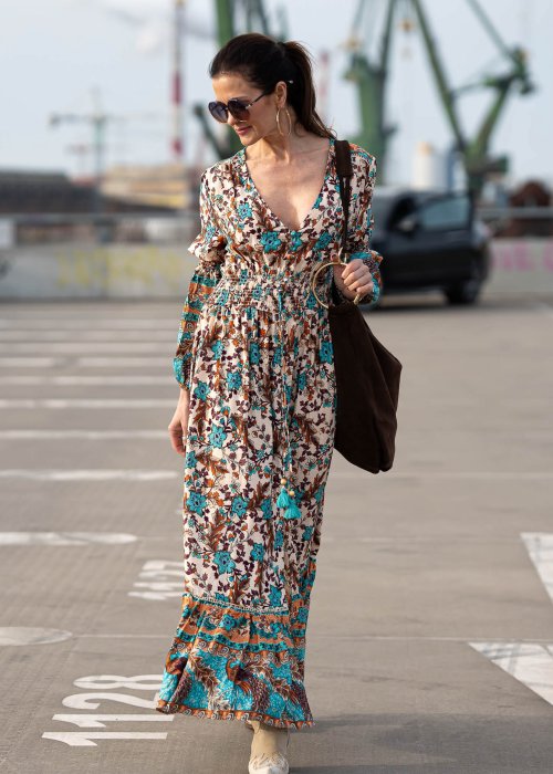 Sukienka maxi w stylu boho z etniczno-kwiatowym printem w odcieniach turkusu, beżu i brązu. Model z głębokim dekoltem V, elastycznym pasem oraz zwiewnymi rękawami pięknie podkreśla sylwetkę