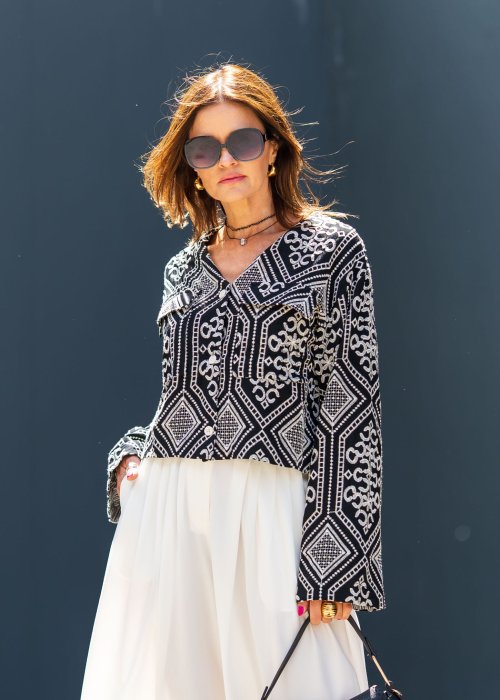Czarno-biała koszula damska z efektownym haftowanym wzorem inspirowanym stylem boho i etnicznymi ornamentami. Luźny fason z szerokimi rękawami oraz kontrastowe zdobienia nadają modelowi wyjątkowego charakteru.