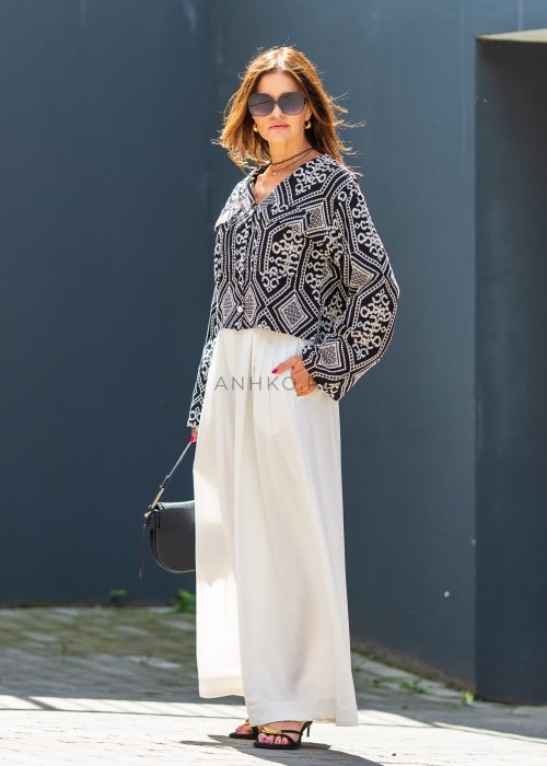 Czarno-biała koszula damska z efektownym haftowanym wzorem inspirowanym stylem boho i etnicznymi ornamentami. Luźny fason z szerokimi rękawami oraz kontrastowe zdobienia nadają modelowi wyjątkowego charakteru.