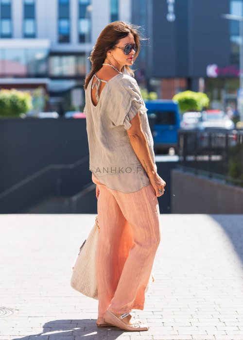 Bluzka lniana damska w kolorze taupe z dodatkiem jedwabiu, falbaniastymi rękawami oraz asymetrycznym wykończeniem z ozdobnym wiązaniem. Elegancki model do codziennych stylizacji.