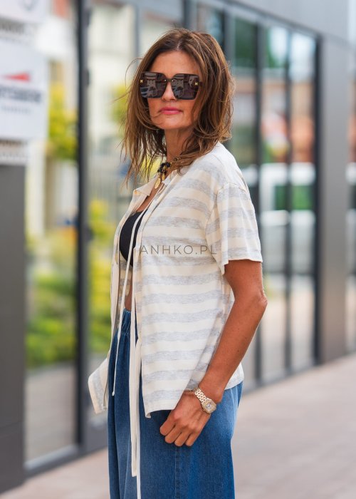 Bluzka damska oversize w beżowo-białe pasy z krótkim rękawem, lekka tkanina, rozpinana, idealna do letnich stylizacji boho