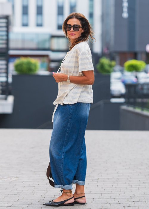 Bluzka damska oversize w beżowo-białe pasy z krótkim rękawem, lekka tkanina, rozpinana, idealna do letnich stylizacji boho