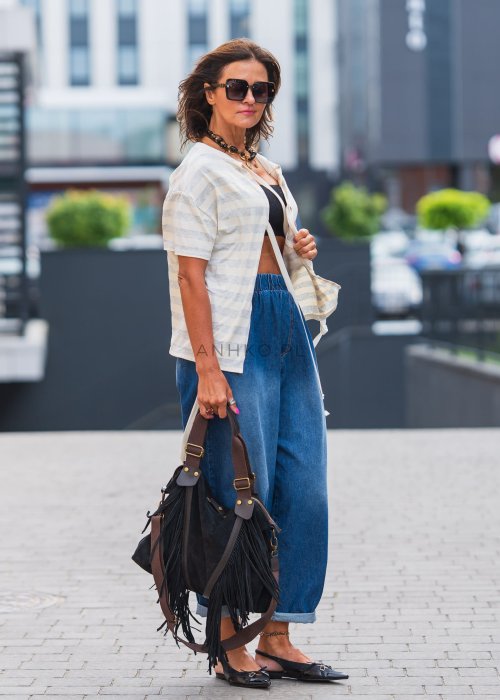 Bluzka damska oversize w beżowo-białe pasy z krótkim rękawem, lekka tkanina, rozpinana, idealna do letnich stylizacji boho