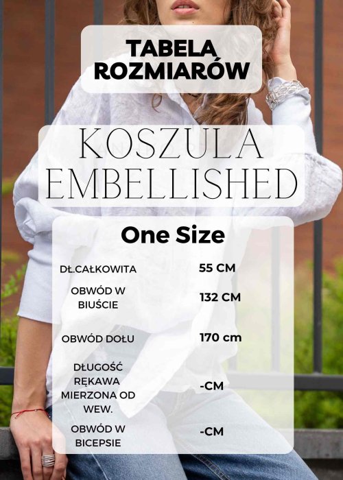 Biała lniana koszula oversize z kołnierzykiem, ozdobnymi guzikami i wiązaniem z przodu, w zestawie z czarnymi spodniami